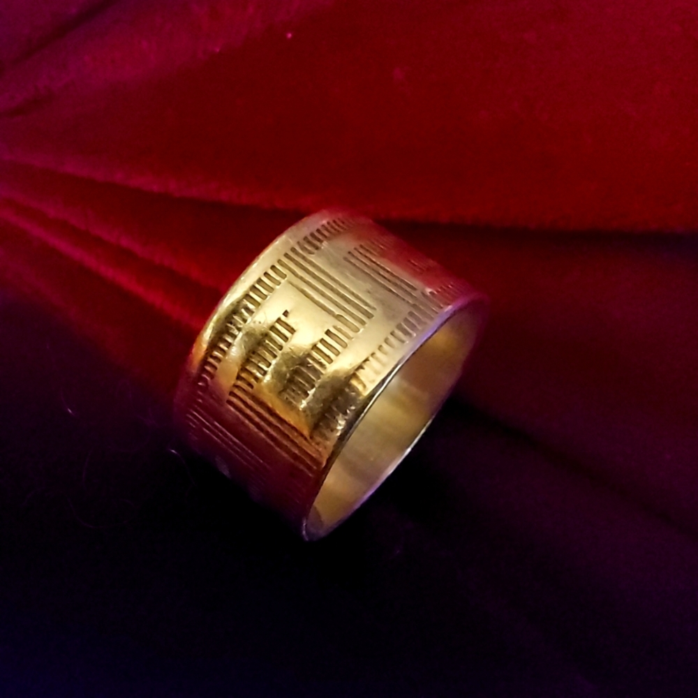 Western style silver ring, size is probably 7, silver